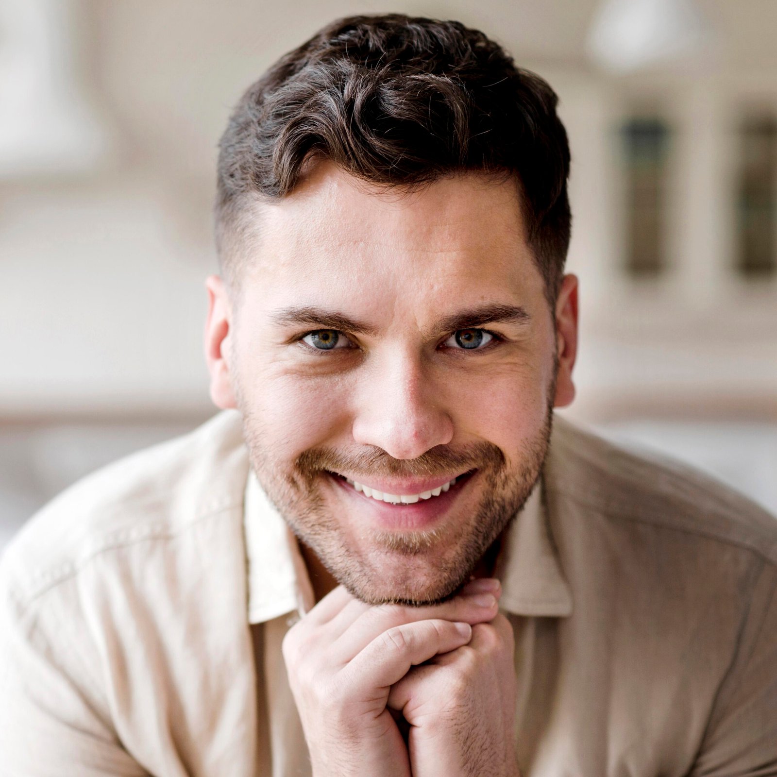 close-up-smiley-man-posing